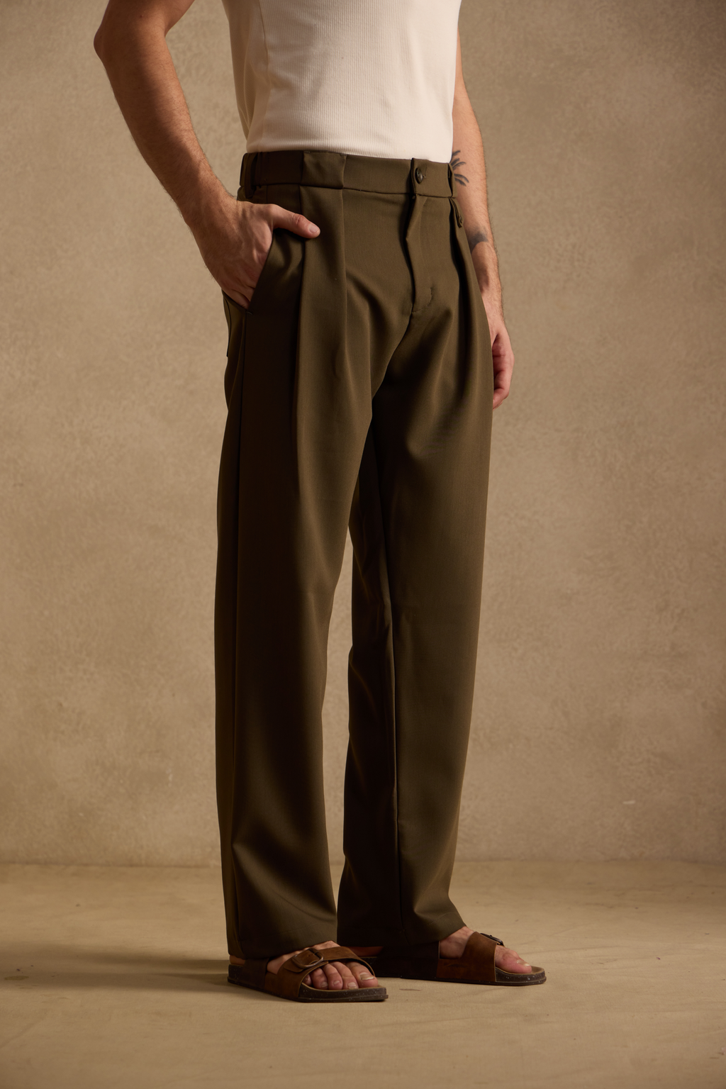 THE SEOUL PLEATED PANTS IN DARK OLIVE