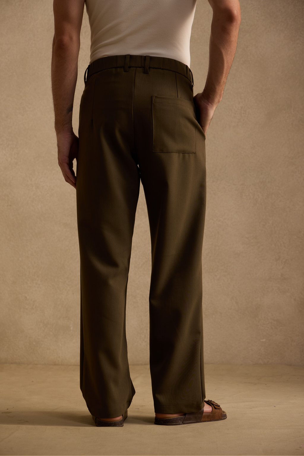 THE SEOUL PLEATED PANTS IN DARK OLIVE