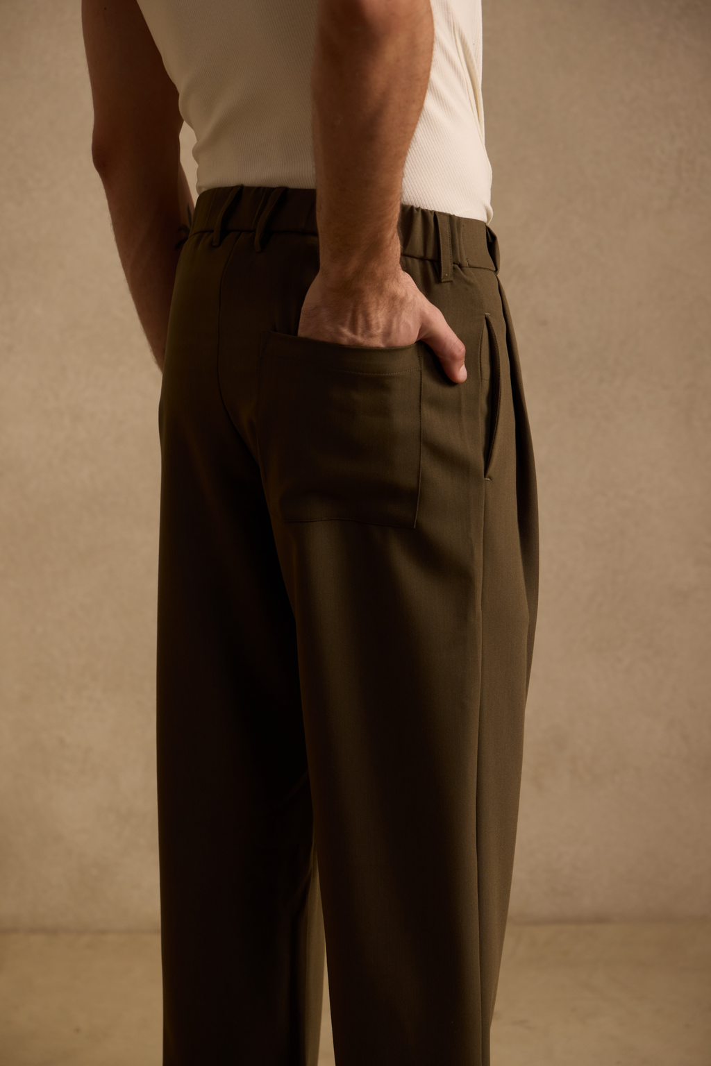 THE SEOUL PLEATED PANTS IN DARK OLIVE