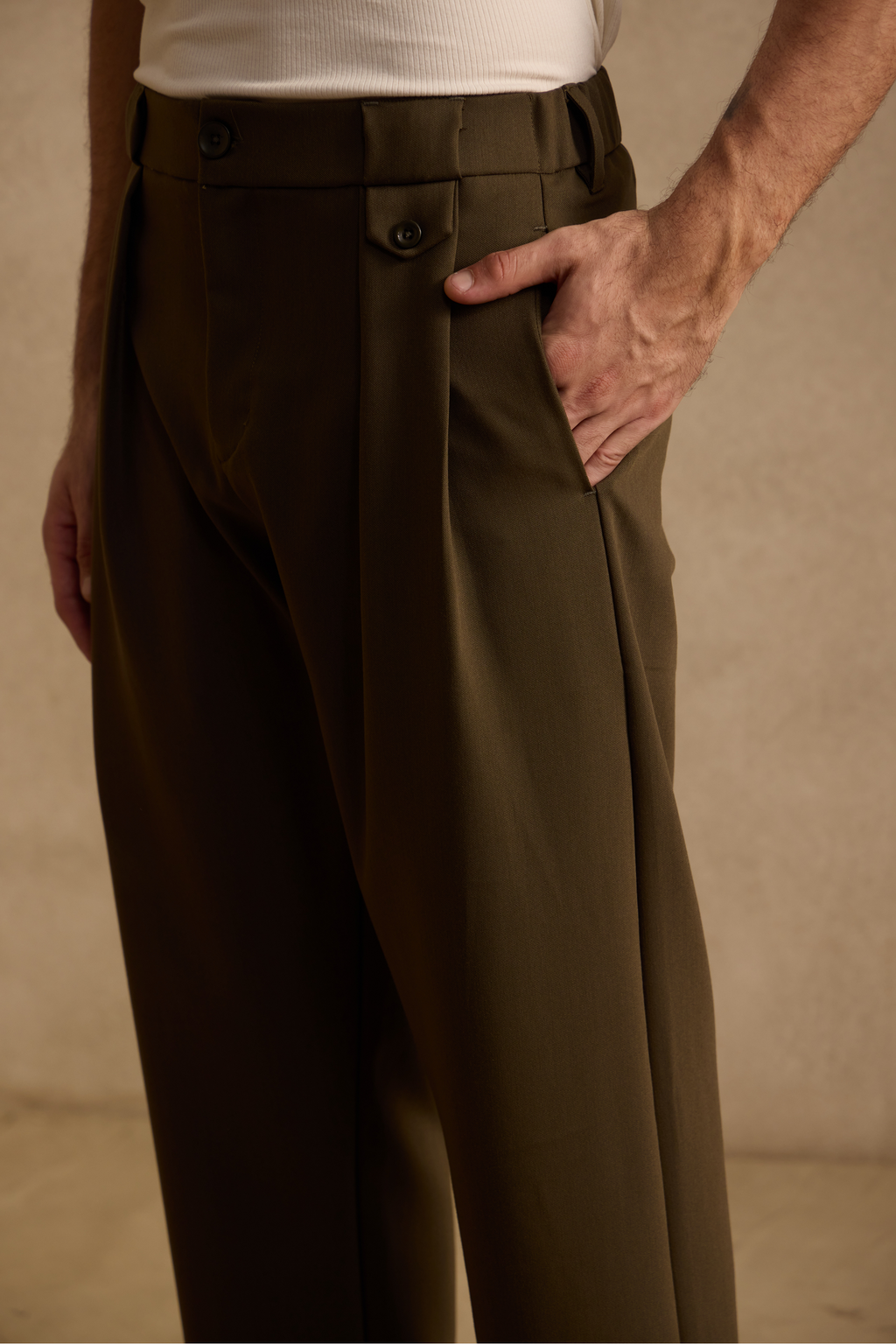 THE SEOUL PLEATED PANTS IN DARK OLIVE