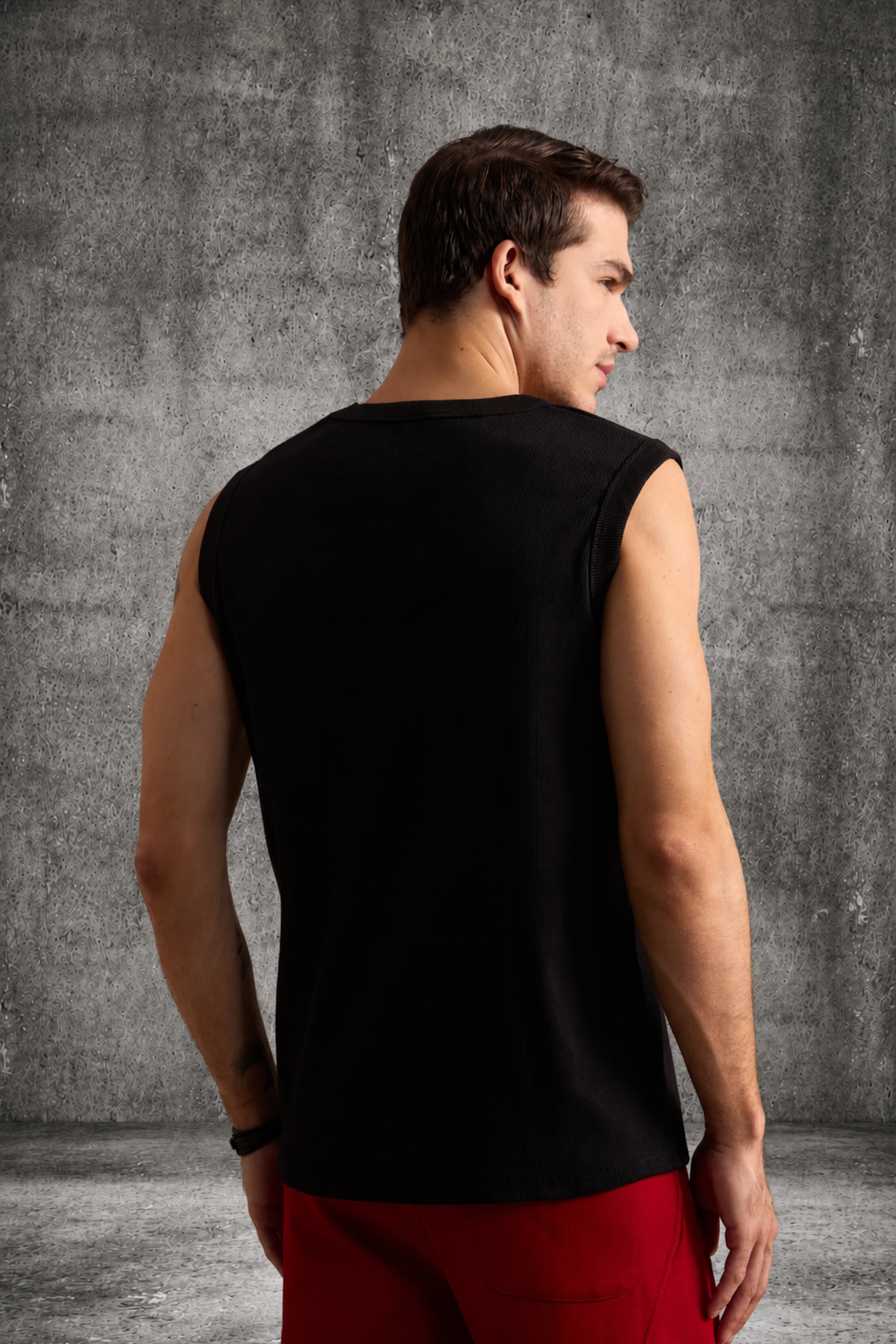 RIBBED MUSCLE TANK IN DEEP BLACK
