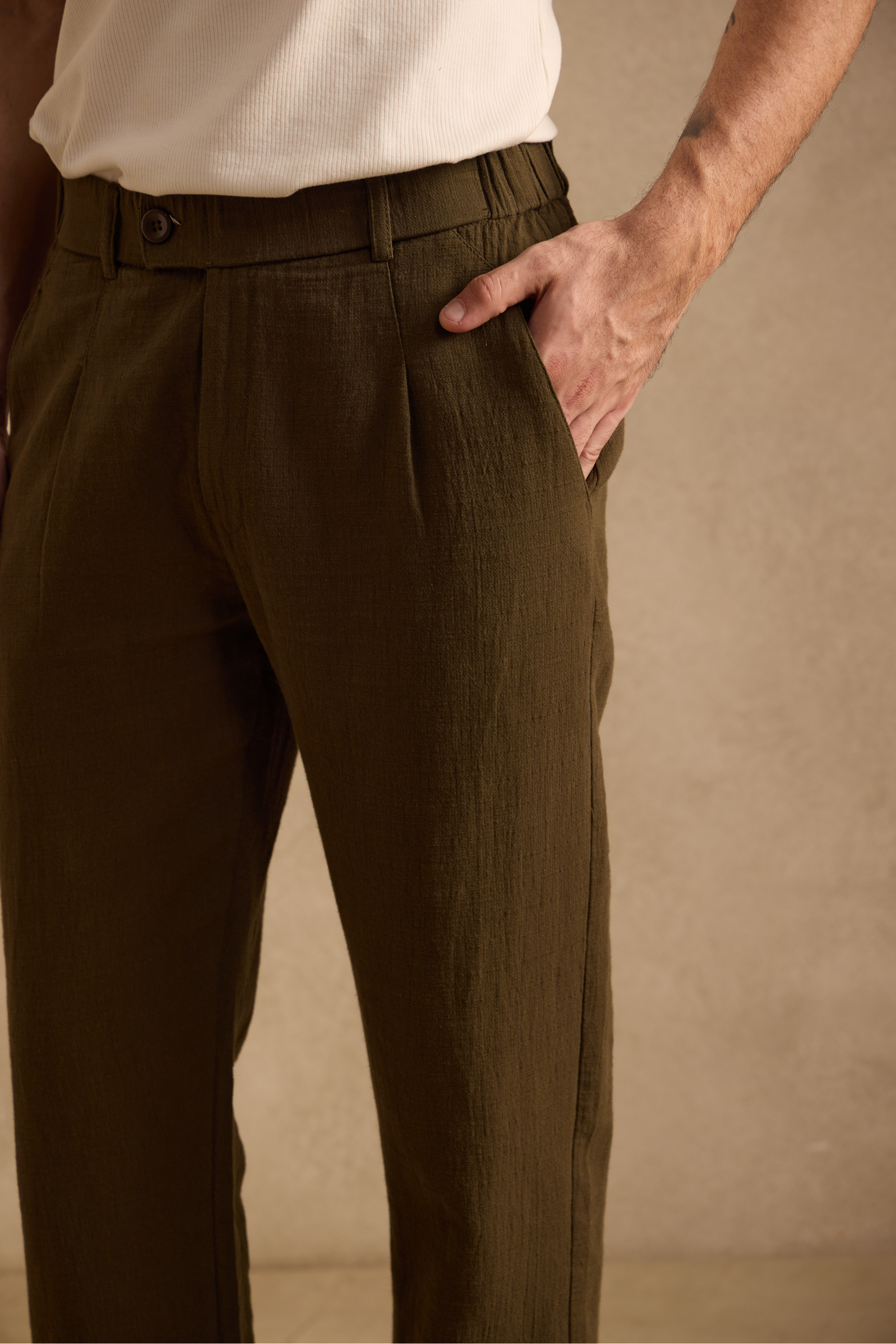 THE SEOUL LINEN PANTS IN DARK OLIVE
