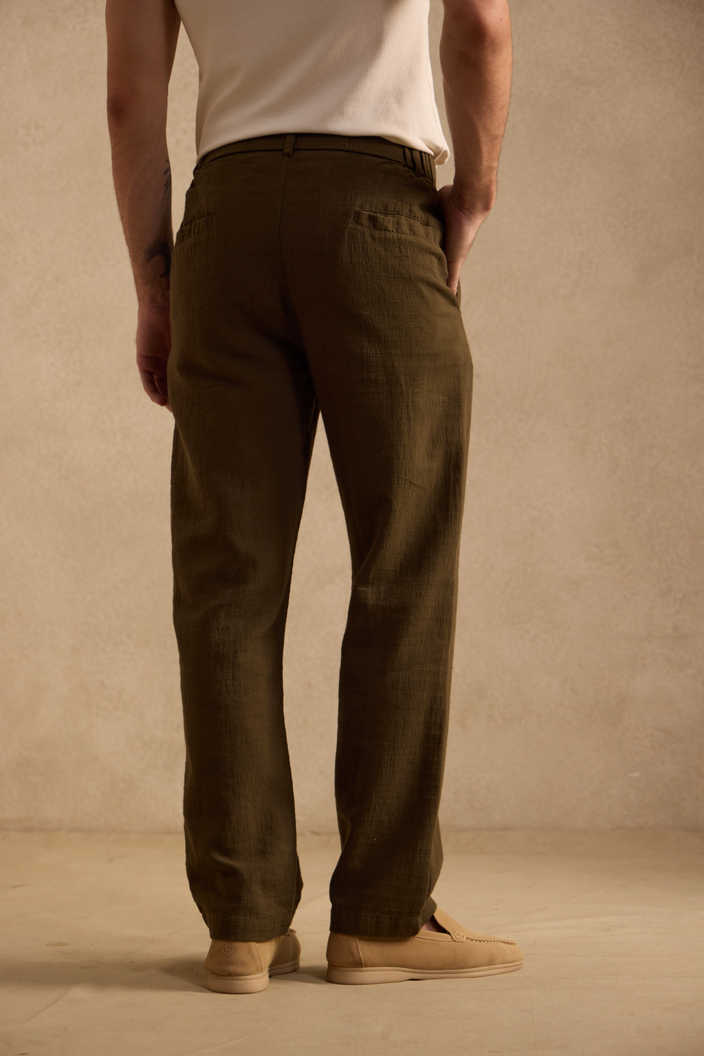 THE SEOUL LINEN PANTS IN DARK OLIVE