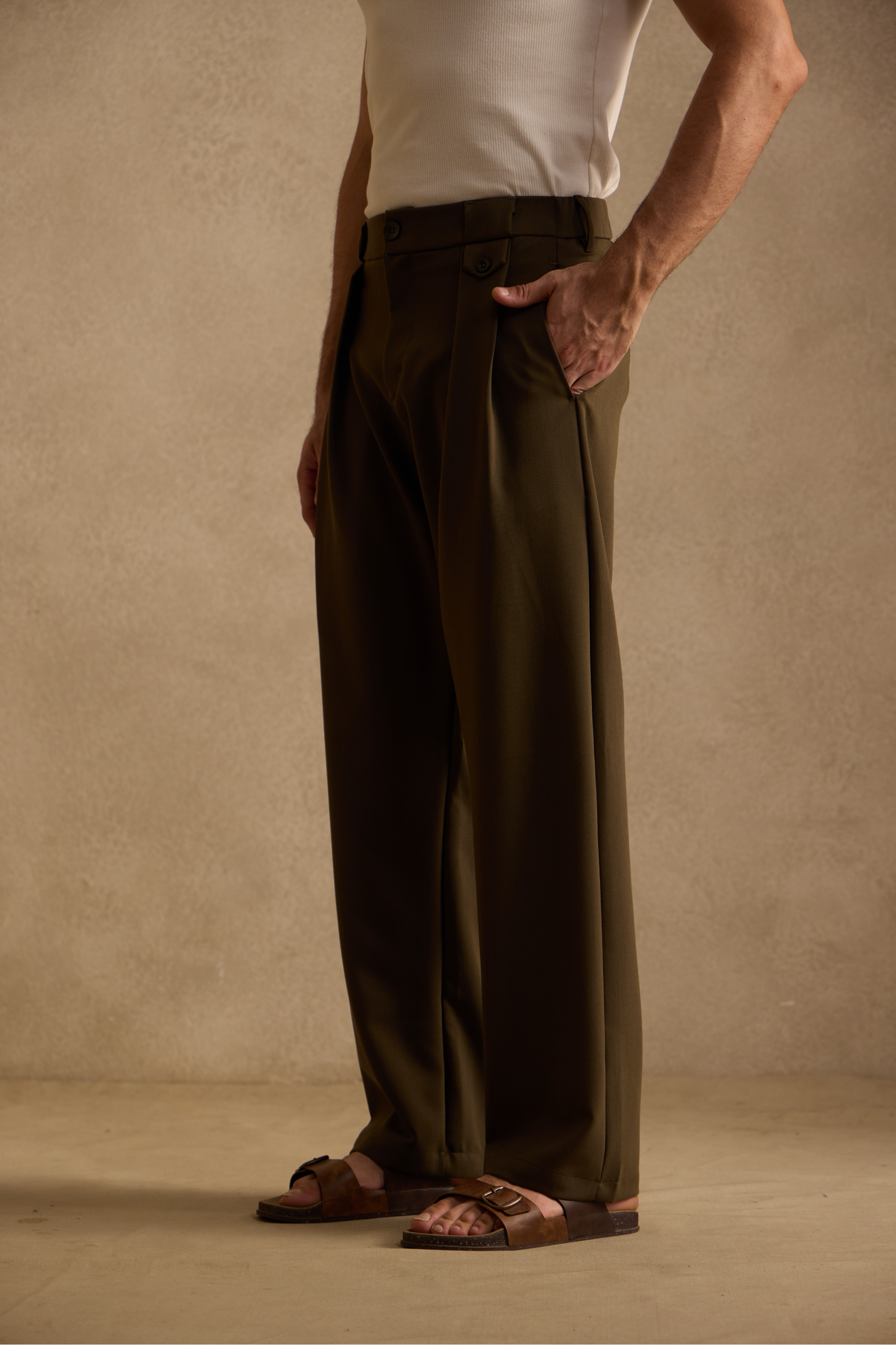 THE SEOUL PLEATED PANTS IN DARK OLIVE